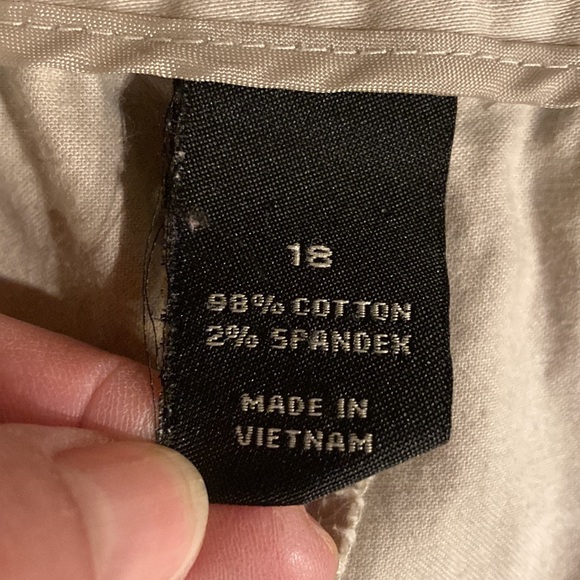 Size 18 Lane Bryant Light Khaki Capris / Clam Diggers - Picture 10 of 10